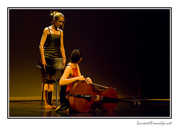 Festival Les Arts en Scène 2008&nbsp;-&nbsp;Association La BOITE A PANDORE Toulouse - Duo pour Violoncelle et Sirènes - Chorégraphie : Véronique Abat