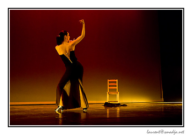 Festival Les Arts en Scène 2008&nbsp;-&nbsp;Association ASI SE BAILA  Ayguesvives  - Hommage à Barbara. Son père, l’aigle noir vient troubler ses nuits, détruire son innocence,briser le silence… - Chorégraphie : Jessica Planques