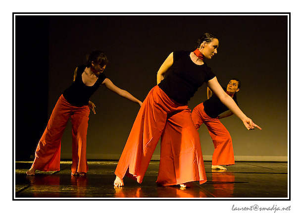 Festival Les Arts en Scène 2008&nbsp;-&nbsp;CENTRE DES ATELIERS DE DANSE De Figeac - Compagnie de l’Oltus - Regard d’ailleurs - Chorégraphie : Simone Tournié